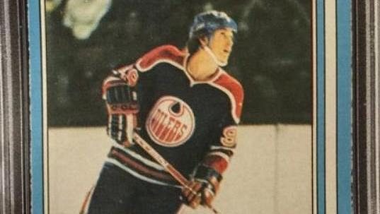 Wayne Gretzky na slavné kartičce, která se vydražila za 11,5 miliónu korun. Wayne Gretzky na slavné kartičce, která se vydražila za 11,5 miliónu korun.
