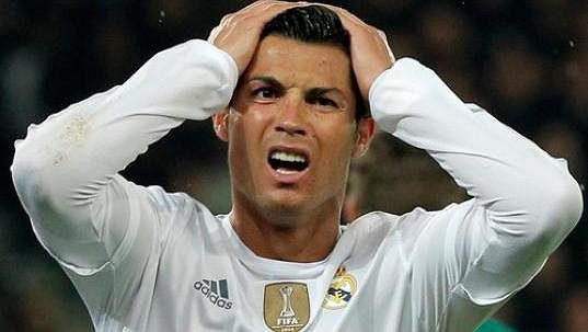 Rozčarovaný Cristiano Ronaldo, proti Paris St. Germain se ani on gólově neprosadil. Rozčarovaný Cristiano Ronaldo, proti Paris St. Germain se ani on gólově neprosadil.