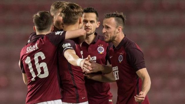 Fotbalisté Sparty oslavují Šuralův gól na 1:0 v utkání 19. ligového kola proti Dukle. Fotbalisté Sparty oslavují Šuralův gól na 1:0 v utkání 19. ligového kola proti Dukle.
