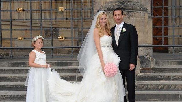 Dlouhá vlečka nevěsty zaměstnala na svatbě Nicole Vaidišové a Radka Štěpánka i družičku. Dlouhá vlečka nevěsty zaměstnala na svatbě Nicole Vaidišové a Radka Štěpánka i družičku.