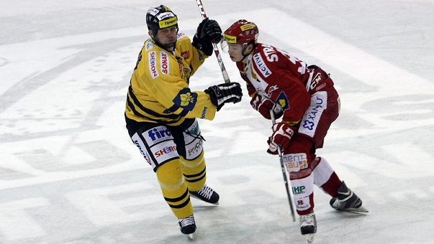 Tomáš Hertl v dresu Slavie proti litvínovskému Jiřímu Šlégrovi v extraligovém zápase. Teď pomáhá v první lize Ústí. Tomáš Hertl v dresu Slavie proti litvínovskému Jiřímu Šlégrovi v extraligovém zápase. Teď pomáhá v první lize Ústí.