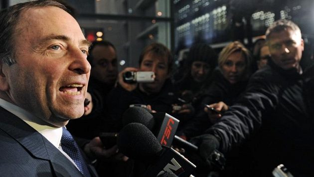 Komisionář NHL Gary Bettman hovoří s novináři po dalším dílu vyjednávání s představiteli hráčské asociace NHLPA o možném ukončení výluky soutěže. Komisionář NHL Gary Bettman hovoří s novináři po dalším dílu vyjednávání s představiteli hráčské asociace NHLPA o možném ukončení výluky soutěže.