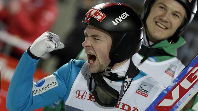 Nor Anders Jacobsen zvítězil v úvodním podniku Turné čtyř můstků v Oberstdorfu. Nor Anders Jacobsen zvítězil v úvodním podniku Turné čtyř můstků v Oberstdorfu.