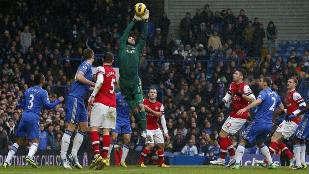 Petr Čech (v zeleném) působil v londýnském derby jistě. Petr Čech (v zeleném) působil v londýnském derby jistě.