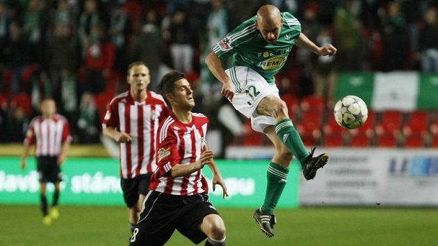 Lukáš Hartig z Bohemians ve výskoku nad Slobodou ze Žižkova Lukáš Hartig z Bohemians ve výskoku nad Slobodou ze Žižkova