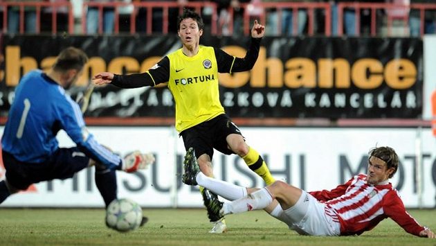Sparťan Tomáš Přikryl (uprostřed) střílí mezi žižkovským Kropíkem a brankářem Ticháčkem. Sparťan Tomáš Přikryl (uprostřed) střílí mezi žižkovským Kropíkem a brankářem Ticháčkem.