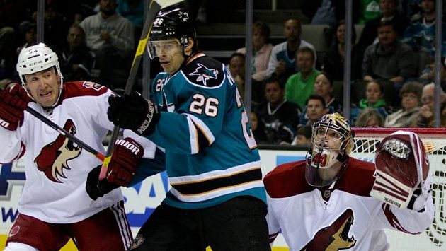 Slovenský centr Michal Handzuš (druhý zleva) v dresu "Žraloků" ze San Jose v utkání NHL proti Phoenixu Slovenský centr Michal Handzuš (druhý zleva) v dresu "Žraloků" ze San Jose v utkání NHL proti Phoenixu
