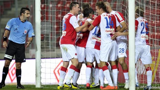 Radost fotbalistů Slavie po gólu Milana Nitrianského. Radost fotbalistů Slavie po gólu Milana Nitrianského.