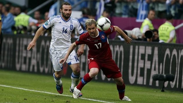 Tomáš Hübschman (v červeném) a Dimitris Salpingidis z Řecka Tomáš Hübschman (v červeném) a Dimitris Salpingidis z Řecka