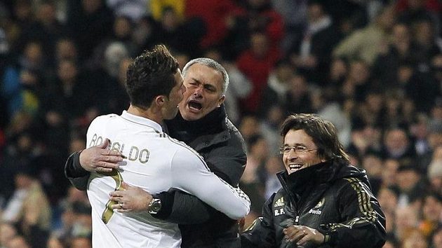 Trenér Realu Madrid José Mourinho (uprostřed) se raduje s útočníkem Ronaldem z gólu. Trenér Realu Madrid José Mourinho (uprostřed) se raduje s útočníkem Ronaldem z gólu.