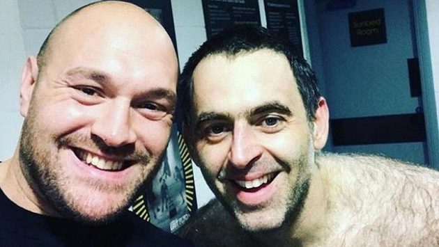 Tyson Fury a Ronnie O'Sullivan během tréninku v posilovně. Tyson Fury a Ronnie O'Sullivan během tréninku v posilovně.