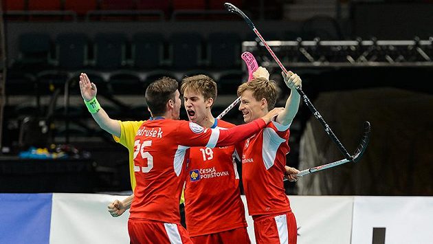 Čeští florbalisté můžou jásat, bitvu s Norskem zvládli. Radují se (zleva) Tom Ondrušek, Patrik Dóža a Ondřej Mikeš. Čeští florbalisté můžou jásat, bitvu s Norskem zvládli. Radují se (zleva) Tom Ondrušek, Patrik Dóža a Ondřej Mikeš.