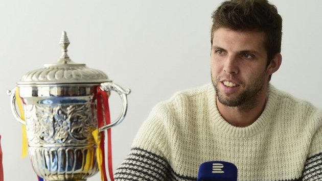 Tenista Jiří Veselý na tiskové konferenci v Prostějově ukázal pohár, který získal za vítězství v singlu na okruhu ATP v Puné v Indii. Tenista Jiří Veselý na tiskové konferenci v Prostějově ukázal pohár, který získal za vítězství v singlu na okruhu ATP v Puné v Indii.