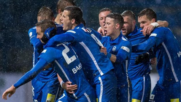 Fotbalisté Slovanu Liberec oslavují Bakošův gól na 1:0 v derby s Jabloncem. Fotbalisté Slovanu Liberec oslavují Bakošův gól na 1:0 v derby s Jabloncem.