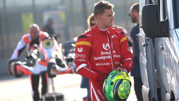 Mick Schumacher půjde ve šlépějích svého otce Michaela rychleji, než se původně očekávalo. Mick Schumacher půjde ve šlépějích svého otce Michaela rychleji, než se původně očekávalo.