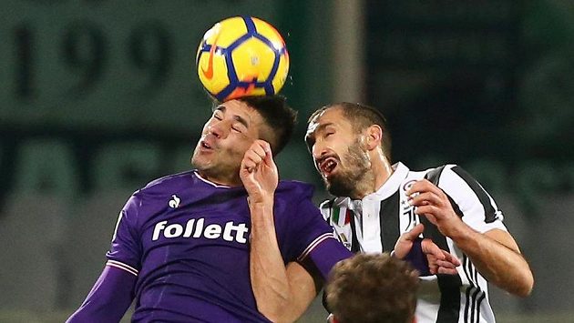 V italské lize proti sobě nastoupili fotbalisté Fiorentiny a Juventusu. Giovanni Simeone v dresu Fiorentiny (vlevo) v ostrém hlavičkovém souboji s Giorgiem Chiellinim z Juventusu. V italské lize proti sobě nastoupili fotbalisté Fiorentiny a Juventusu. Giovanni Simeone v dresu Fiorentiny (vlevo) v ostrém hlavičkovém souboji s Giorgiem Chiellinim z Juventusu.