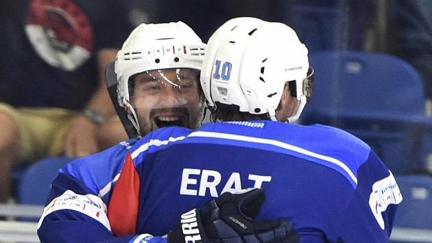 Hokejisté Komety Hynek Zohorna a Martin Erat se radují z výhry nad Kuopiem. Hokejisté Komety Hynek Zohorna a Martin Erat se radují z výhry nad Kuopiem.