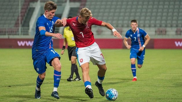 Antonín Barák (v červeném) během utkání s Islandem v Kataru. Antonín Barák (v červeném) během utkání s Islandem v Kataru.