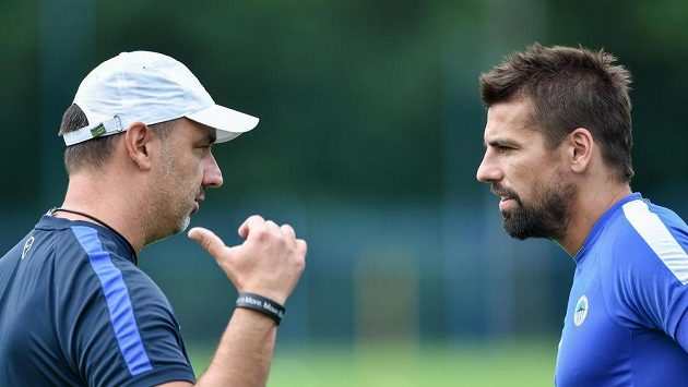 Fotbalista Milan Baroš (vpravo) poslouchá pokyny trenéra Slovanu Jindřicha Trpišovského. Fotbalista Milan Baroš (vpravo) poslouchá pokyny trenéra Slovanu Jindřicha Trpišovského.