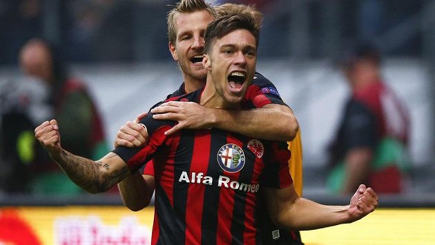 Václav Kadlec (vpředu) slaví v utkání Evropské ligy se spoluhráčem z Frankfurtu Stefanem Aignerem svoji trefu do sítě Bordeaux. Václav Kadlec (vpředu) slaví v utkání Evropské ligy se spoluhráčem z Frankfurtu Stefanem Aignerem svoji trefu do sítě Bordeaux.
