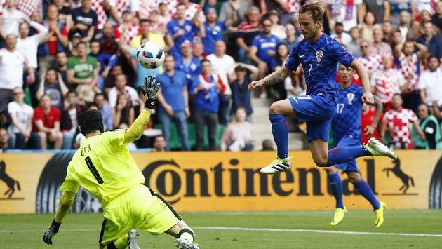 Ivan Rakitič přehazuje Petra Čecha a dává druhý gól chorvatské reprezentace. Ivan Rakitič přehazuje Petra Čecha a dává druhý gól chorvatské reprezentace.