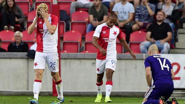 Michal Frydrych ze Slavie (vlevo) lituje neproměněné příležitosti, uprostřed je jeho spoluhráč Gino van Kessel, vpravo Bram Nuytinck z Anderlechtu. Michal Frydrych ze Slavie (vlevo) lituje neproměněné příležitosti, uprostřed je jeho spoluhráč Gino van Kessel, vpravo Bram Nuytinck z Anderlechtu.