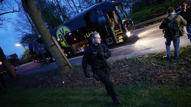 Policisté prohledávají okolí poškozeného autobusu fotbalistů Dortmundu před utkáním Ligy mistrů. Policisté prohledávají okolí poškozeného autobusu fotbalistů Dortmundu před utkáním Ligy mistrů.