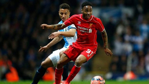 Raheem Sterling v dresu Liverpoolu (vpravo) na archivním snímku z utkání s Blackburnem. Raheem Sterling v dresu Liverpoolu (vpravo) na archivním snímku z utkání s Blackburnem.