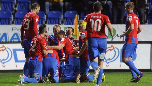 Plzeňští fotbalisté se radují z Hejdova gólu proti Příbrami. Plzeňští fotbalisté se radují z Hejdova gólu proti Příbrami.