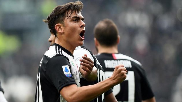 Fotbalista Juventusu Paulo Dybala slaví vstřelený gól v italské lize. Fotbalista Juventusu Paulo Dybala slaví vstřelený gól v italské lize.