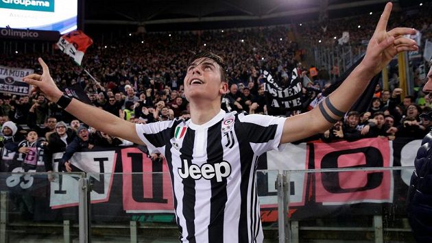 Paulo Dybala z Juventusu se raduje z rozhodujícího gólu proti Laziu. Paulo Dybala z Juventusu se raduje z rozhodujícího gólu proti Laziu.