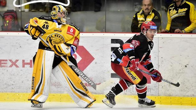 Zleva brankář Michael Petrásek z Litvínova a Petr Koukal z Hradce Králové během utkání 16. kola extraligy. Zleva brankář Michael Petrásek z Litvínova a Petr Koukal z Hradce Králové během utkání 16. kola extraligy.