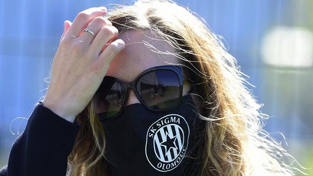 Tisková mluvčí Sigmy Olomouc Alice Zbraňková v roušce s logem klubu. Tisková mluvčí Sigmy Olomouc Alice Zbraňková v roušce s logem klubu.