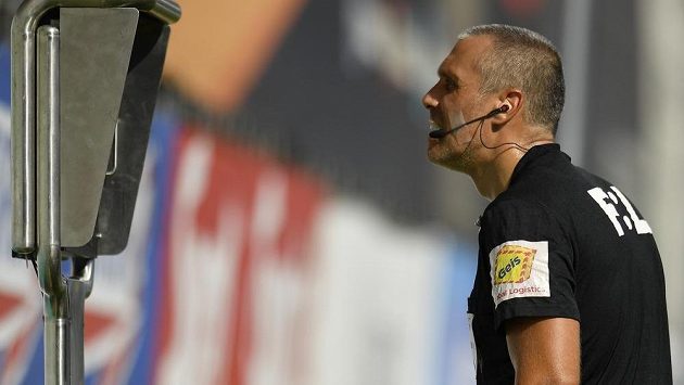 Hlavní rozhodčí Miroslav Zelinka zkoumá u videa spornou situaci. Hlavní rozhodčí Miroslav Zelinka zkoumá u videa spornou situaci.