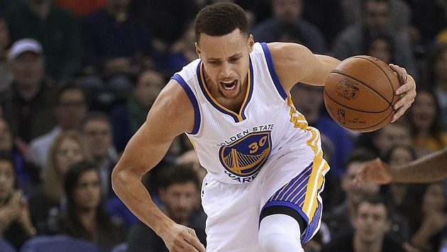 Basketbalista Golden State Warriors Stephen Curry v zápase proti Sacramentu. Basketbalista Golden State Warriors Stephen Curry v zápase proti Sacramentu.