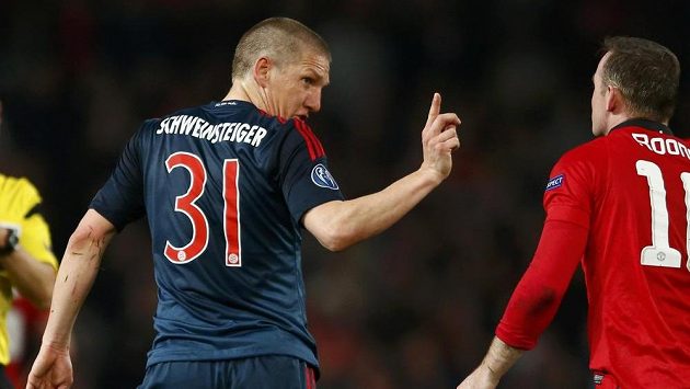 Bastian Schweinsteiger gestikuluje k Wayneu Rooneymu poté, co byla hvězda Bayernu za faul na forvarda Manchesteru United vyloučena. Bastian Schweinsteiger gestikuluje k Wayneu Rooneymu poté, co byla hvězda Bayernu za faul na forvarda Manchesteru United vyloučena.