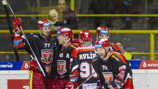 Hradecká radost. Richard Nedomlel, Filip Pavlík, Radovan Pavlík a Radek Smoleňák se radují z gólu. Hradecká radost. Richard Nedomlel, Filip Pavlík, Radovan Pavlík a Radek Smoleňák se radují z gólu.