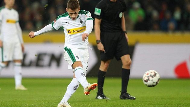 Belgický fotbalista Thorgan Hazard by mohl v zimě přestoupit do anglické Premier League, velký zájem o jeho služby má Liverpool. Belgický fotbalista Thorgan Hazard by mohl v zimě přestoupit do anglické Premier League, velký zájem o jeho služby má Liverpool.