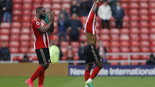 Zklamaní fotbalisté Sunderlandu Jermain Defoe (vlevo) a Victor Anichebe poté, co jejich tým byl definitivně odsouzen k sestupu. Zklamaní fotbalisté Sunderlandu Jermain Defoe (vlevo) a Victor Anichebe poté, co jejich tým byl definitivně odsouzen k sestupu.