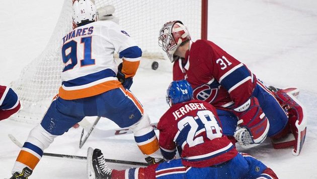 Útočník týmu New York Islanders John Tavares skóruje v prodloužení utkání NHL s Montrealem Canadiens. Gólman Carey Price (31) ani obránce Jakub Jeříbek mu v tom nedokázali zabránit. Útočník týmu New York Islanders John Tavares skóruje v prodloužení utkání NHL s Montrealem Canadiens. Gólman Carey Price (31) ani obránce Jakub Jeříbek mu v tom nedokázali zabránit.