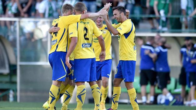 Zlínský obránce Lukáš Pazdera (vpravo) oslavuje se spoluhráči vítězství po utkání s Bohemians 1905. Zlínský obránce Lukáš Pazdera (vpravo) oslavuje se spoluhráči vítězství po utkání s Bohemians 1905.