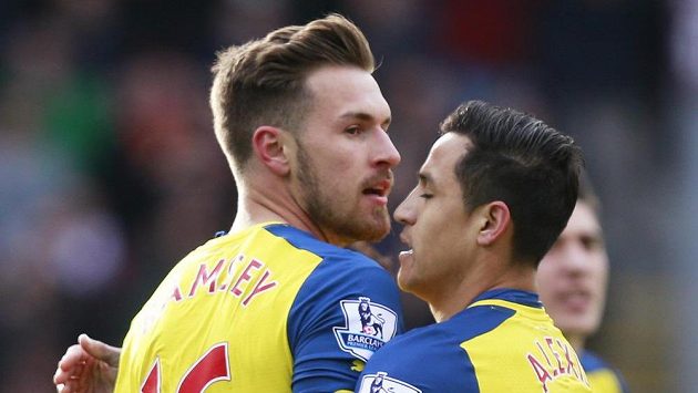 Fotbalisté Arsenalu Aaron Ramsey a Alexis Sánchez se radují z gólu do sítě Burnley. Fotbalisté Arsenalu Aaron Ramsey a Alexis Sánchez se radují z gólu do sítě Burnley.