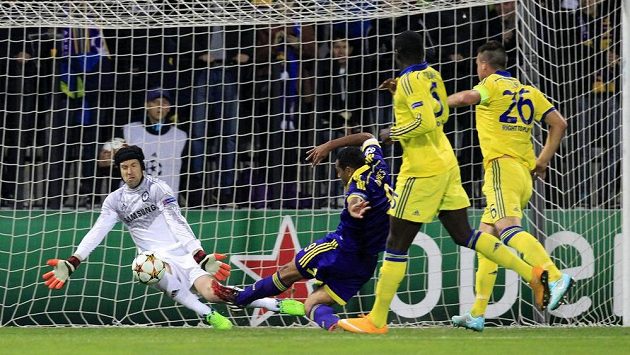 Gólman Chelsea Petr Čech zasahuje proti střele Tavarese z Mariboru. Gólman Chelsea Petr Čech zasahuje proti střele Tavarese z Mariboru.