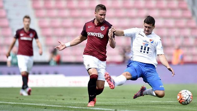Ostravský Vojtěch Engelmann (vpravo) v souboji se sparťanem Markusem Steinhöferem. Ostravský Vojtěch Engelmann (vpravo) v souboji se sparťanem Markusem Steinhöferem.