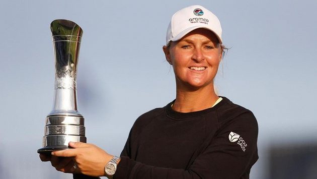 Anna Nordqvistová pózuje s trofejí pro vítěze titul kategorie major. Anna Nordqvistová pózuje s trofejí pro vítěze titul kategorie major.