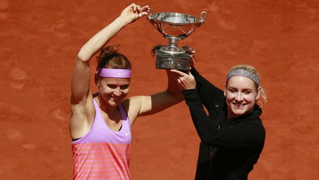 Šampiónky ženské dvouhry na Roland Garros se pyšní vítěznou trofejí. Šampiónky ženské dvouhry na Roland Garros se pyšní vítěznou trofejí.