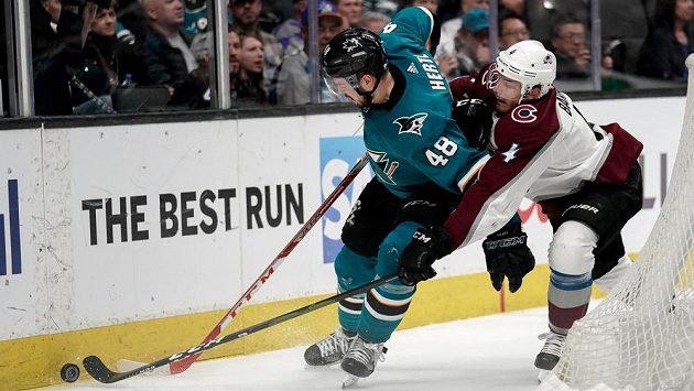 Hokejista San Jose Sharks Tomáš Hertl v akci během play off NHL. Hokejista San Jose Sharks Tomáš Hertl v akci během play off NHL.