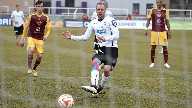Plzeňský záložník Daniel Kolář proměňuje penaltu proti Dukle. Plzeňský záložník Daniel Kolář proměňuje penaltu proti Dukle.