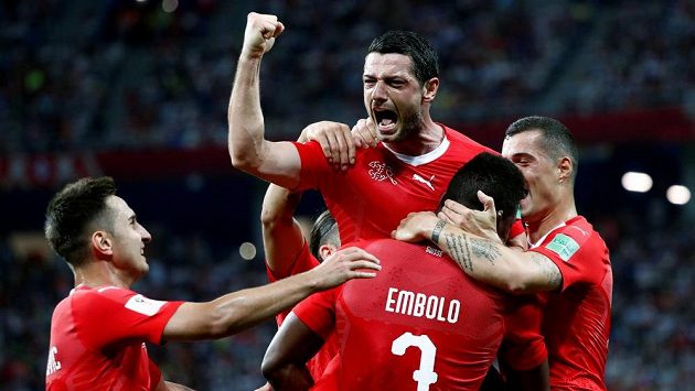 Švýcarský fotbalista Dzemaili slaví gól v utkání MS proti Kostarice. Švýcarský fotbalista Dzemaili slaví gól v utkání MS proti Kostarice.