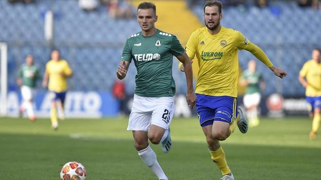 Tomáš Břečka z Jablonce (vlevo) a Tomáš Poznar ze Zlína během utkání 11. kola Fortuna ligy. Tomáš Břečka z Jablonce (vlevo) a Tomáš Poznar ze Zlína během utkání 11. kola Fortuna ligy.